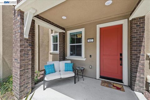 Photo of 112 Apricot St ST, Livermore, CA 94551 (MLS # 41134398)