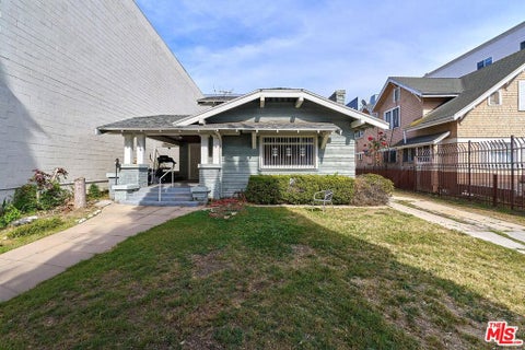 Photo of 1016 1/2 S Oxford Avenue, Los Angeles, CA 90006 (MLS # 26993259)