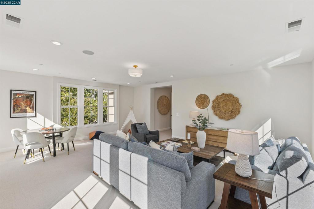 BARRINGTON WOODS - Residential