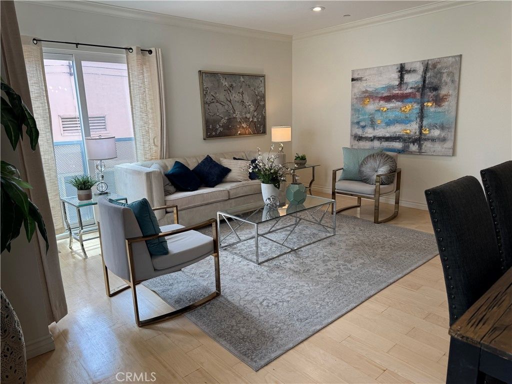 Photo of 980 S Oxford Ave #304, Los Angeles, CA 90006 (MLS # SR26008660)