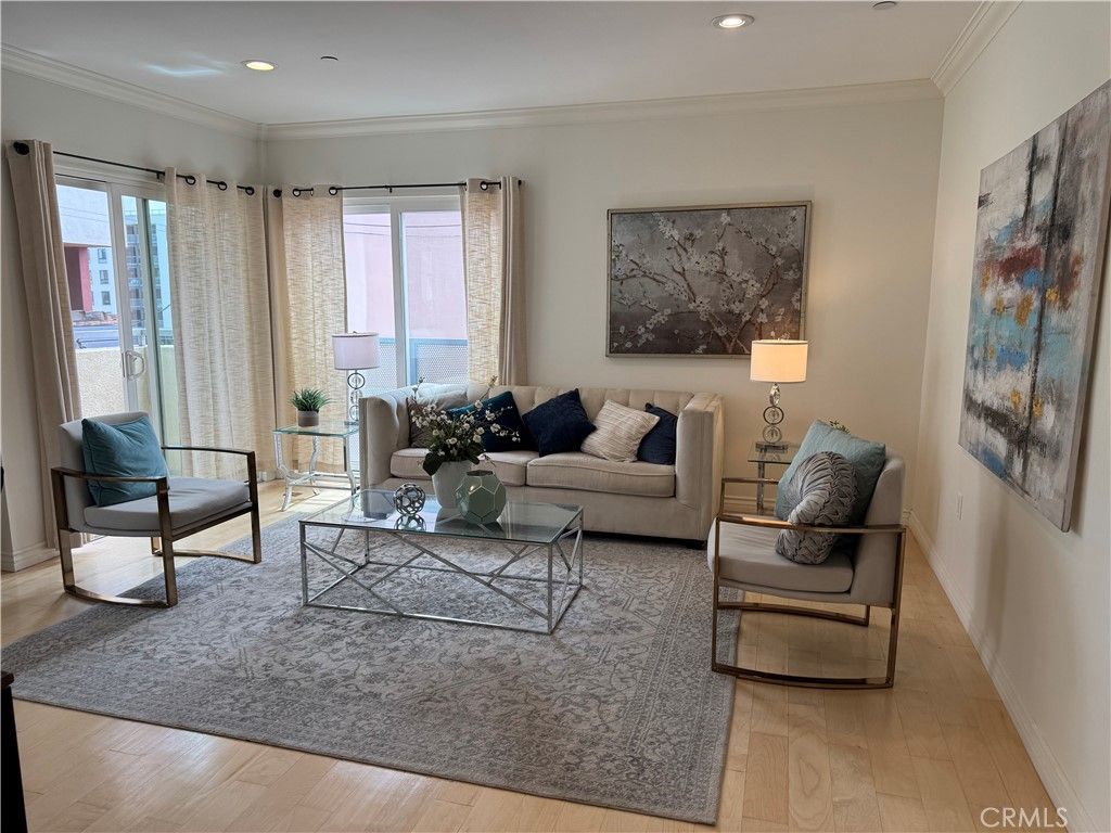 Photo of 980 S Oxford Ave #304, Los Angeles, CA 90006 (MLS # SR26008660)