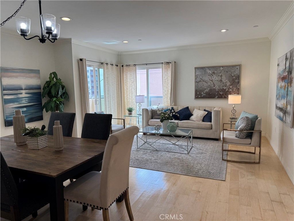 Photo of 980 S Oxford Ave #304, Los Angeles, CA 90006 (MLS # SR26008660)
