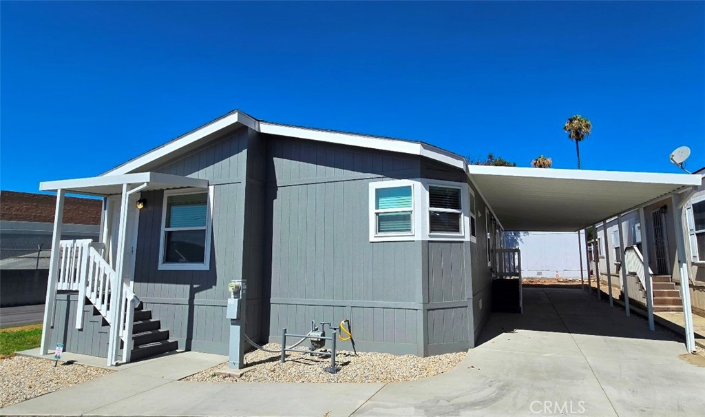 Beautiful New 3-Bedroom Home on Corner Lot in Ontario
This brand-new 2025 manufactured home offers 3 bedrooms and 2 bathrooms in a quiet, gated community in Ontario. Located on a desirable corner lot, it features bright white cabinets with crown molding and comes fully equipped with stainless steel appliances-including a range, hood, dishwasher, and refrigerator. Stay comfortable year-round with a ceiling fan and central A/C. A perfect blend of comfort and style!