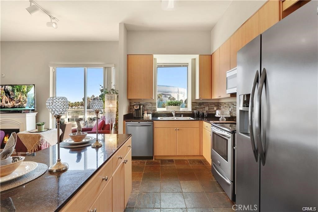 1 BED + 1 BATH + 1 PARKING SPACE + OCEAN VIEW + CORNER UNIT + L SHAPE GLASS BALCONY + WIFI!
YOU DON’T HAVE TO BE AN ARTIST TO PAINT THIS OCEAN VIEW PICTURE. YOU CAN BUY IT AND ITS YOURS EVERY DAY! RARE CORNER LOCATION OCEAN & CITY VIEWS FROM A LARGE L SHAPE GLASS BALCONY! TREAT YOURSELF WITH OCEAN VIEWS FROM EVERY ROOM! Indulge and Experience Resort Style Living! High 9ft+ ceilings! Ocean, Coast, Marina, Queen Mary, City and Grand Prix Views! Open spaced kitchen with stainless steel appliance package, upgraded back-splash granite island and counter-tops. Beautiful luxurious upgraded light fixtures, custom paint on walls and baseboards. Bedroom Retreat has a walk-in closet. On-suite Bathroom Closet has full size washer and dryer with storage shelves.
Welcome the highly sought after AQUA Community! Complimentary guest parking. FIOS Internet included in HOA dues. Cement walls for ultimate privacy of neighbors. Building offers a 24 hour concierge, pool, Jacuzzi, sauna, gym, club room w/ lounge area & full kitchen. Bike rooms and onsite HOA. 0-5 blocks away from everything!-Promenade, beach, boardwalk, restaurants, museums, grocery stores, shopping, freeways & entertainment, farmers markets, annual Grand Prix, The Pike, Nike, H & M outlets, marina, Queen Mary, jet skis, boat rentals, paddle boarding, Pine Ave, Belmont Shores & more!