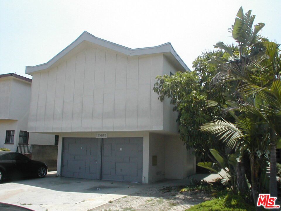 2 blocks from Marina del Rey! Best priced 3 bedroom/2 bath! This remodeled spacious unit is located in an intimate, serene 4-unit complex in prestigious Mar Vista. Feel the ocean breezes 5 minutes from the Marina. An upper rear unit, the master bedroom suite is private from the other 2 bedrooms and has a walk in closet, dressing area and full bath. Hardwood floors throughout, kitchen opens to the living room. Stainless appliances. Communal Washer/dryer. Quiet laid back beachy street in one of the hottest areas of Los Angeles! Easy access to Venice, Santa Monica, Culver City and LAX. Close to freeways. Best priced 3 bedroom unit on the coveted West Side!! Available August 1,2025