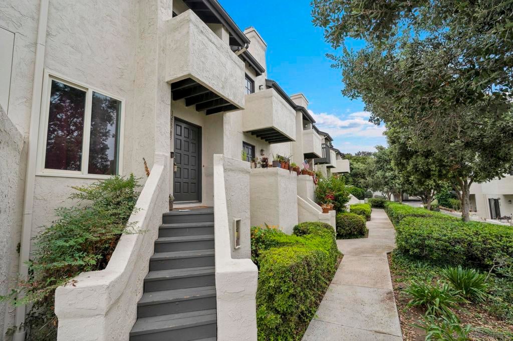 1235 River Glen Row 83