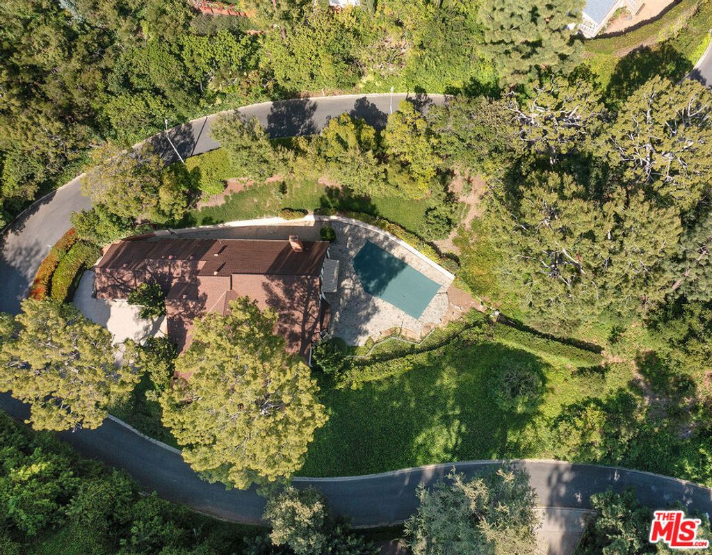 Photo of 1116 Calle Vista Drive, Beverly Hills, CA 90210 (MLS # 24393491)