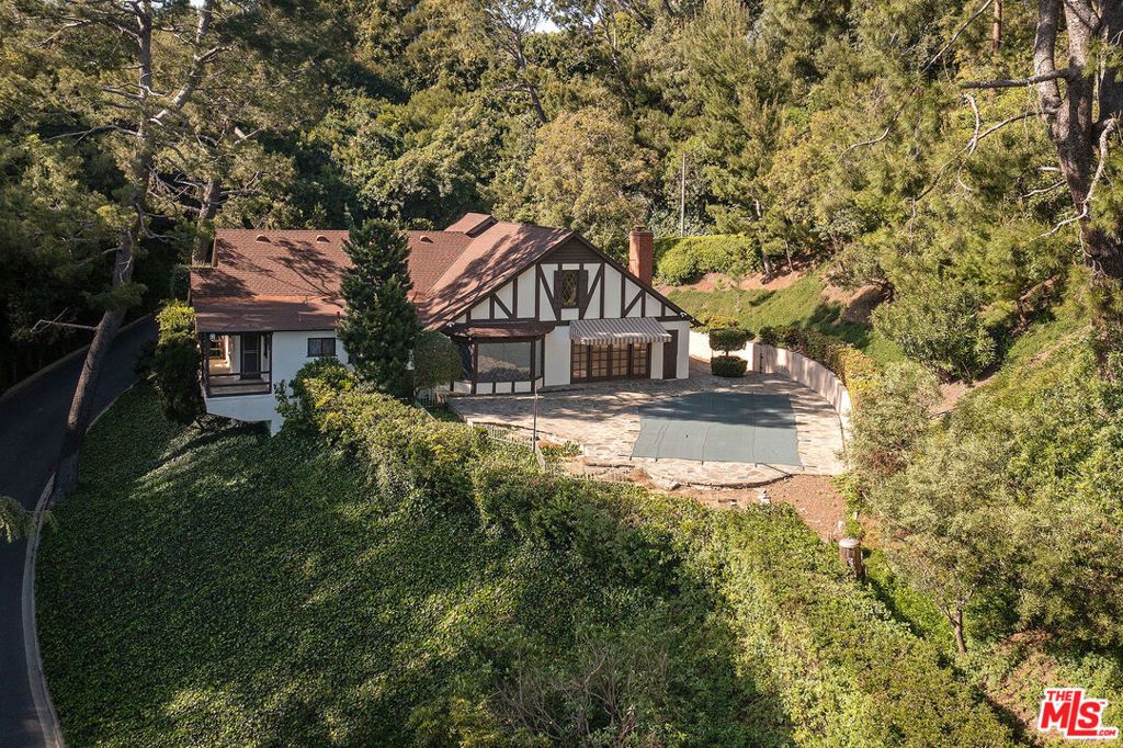 Photo of 1116 Calle Vista Drive, Beverly Hills, CA 90210 (MLS # 24393491)