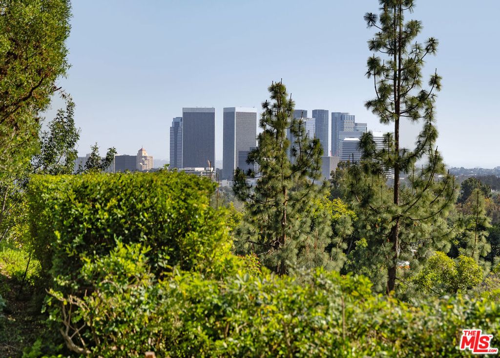 Photo of 1116 Calle Vista Drive, Beverly Hills, CA 90210 (MLS # 24393491)