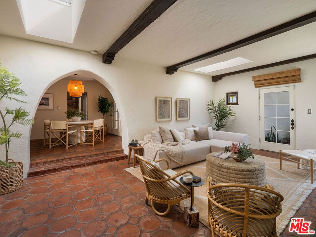 Photo of 1012 Superba Avenue, Venice, CA 90291 (MLS # 25591561)