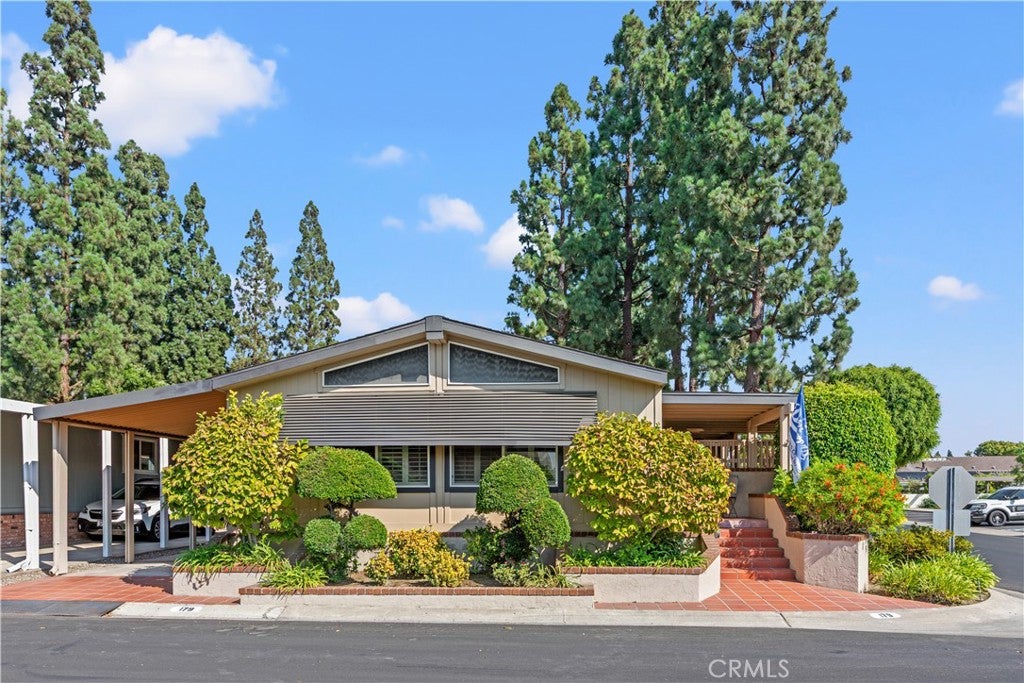 5200 Irvine Boulevard