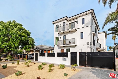 Photo of 2324 S Dunsmuir Avenue, Los Angeles, CA 90016 (MLS # 26852849)