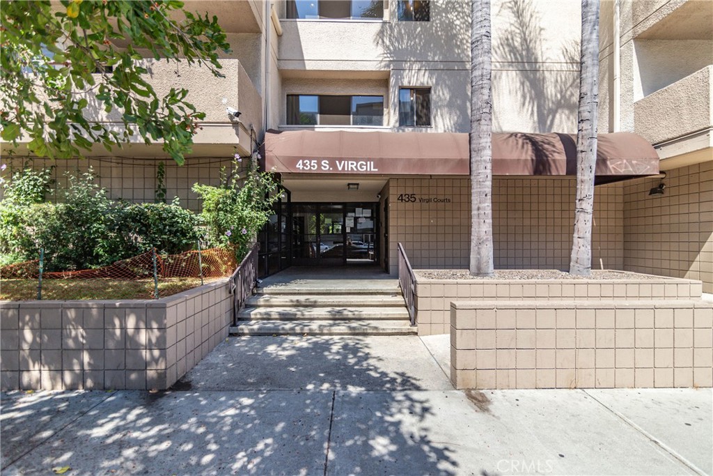Experience urban living at its finest in this serene top-floor 1-bedroom, 1-bathroom condo situated in the heart of the desirable Mid-Wilshire/Koreatown area. This meticulously maintained unit boasts an updated kitchen featuring modern cabinetry and sleek countertops, complemented by an in-unit laundry facility for added convenience. A built-in shoe cabinet enhances the functionality of the space.
The gated complex offers assigned tandem parking accommodating two vehicles, ensuring both security and ease of access. Residents will appreciate the top-floor location, which includes direct access to a trash chute, adding to the convenience of daily living.
Ideally located, this condo is just moments away from public transportation, shopping centers, a diverse array of restaurants, and bustling business districts. With easy access to major freeways, commuting throughout Los Angeles is a breeze.
Don't miss this exceptional opportunity to own a stylish and conveniently located home in one of Los Angeles' most vibrant neighborhoods.