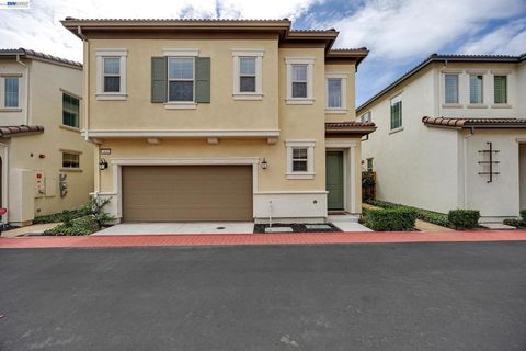 Photo of 464 E Yarrow Pl Pl, Mountain House, CA 95391 (MLS # 41132214)