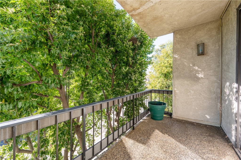 11560 Moorpark Street 204