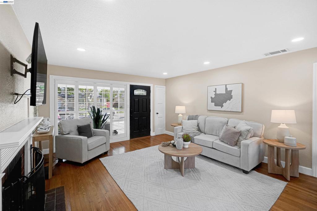 826 Hacienda Ave