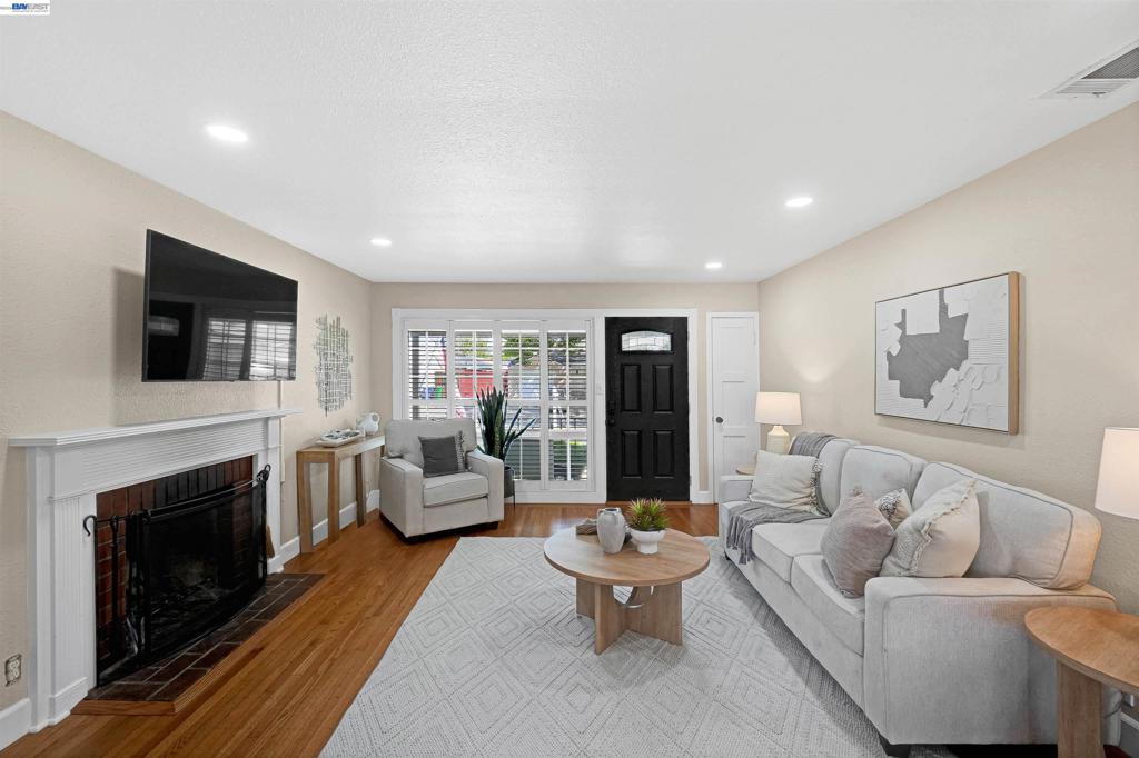 826 Hacienda Ave