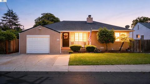 Photo of 826 Hacienda Ave Ave, San Lorenzo, CA 94580 (MLS # 41133177)