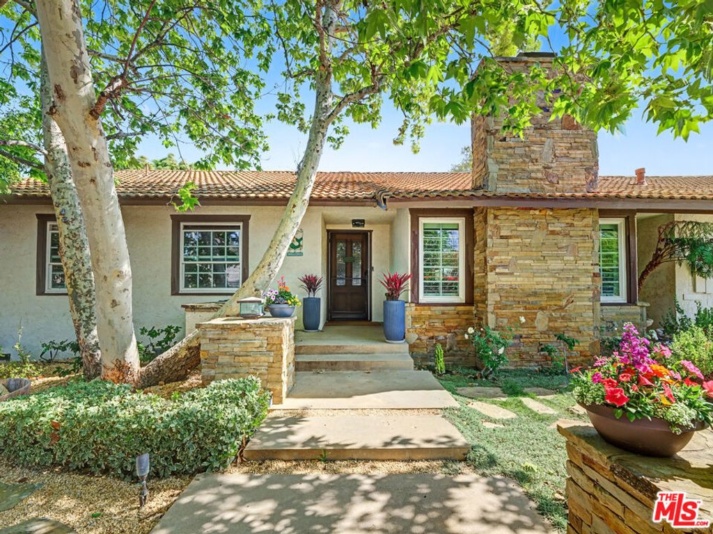 Photo of 670 Tranquil Lane, Simi Valley, CA 93065 (MLS # 26661357)