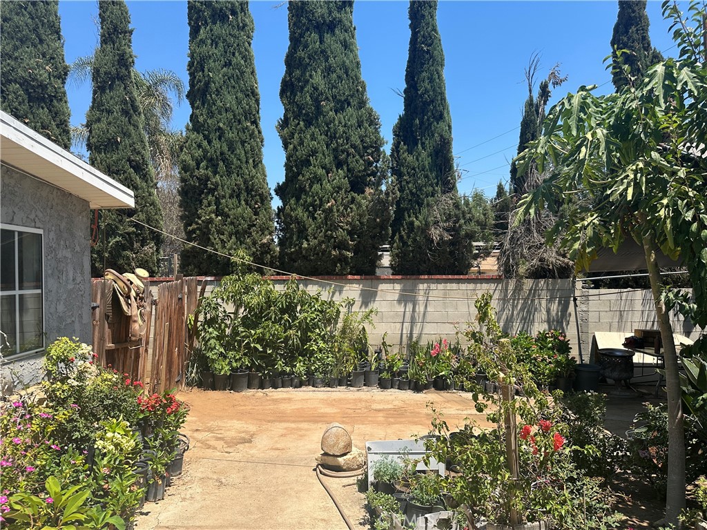 GREAT LOT!!! LOTS OF FRUIT TREES. HORSE CORRAL IN THE BACK. 2 BEDROOM 1.5 BATH, SINGLE STORY HOME ON LARGE LOT, THIRD BEDROOM IS IN BACK UNIT. POTENTIAL TO ADDITIONAL BUILD-OUT. LOCATED IN A QUITE NEIGHBORHOOD.