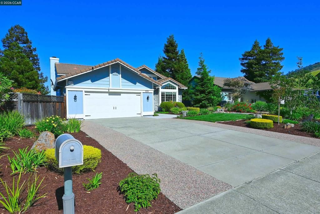 Photo of 1121 Vista Point Ln Ln, Concord, CA 94521 (MLS # 41131290)