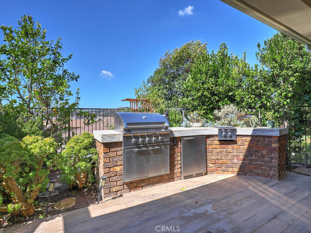 Iris (ESIRIS) - Residential Lease