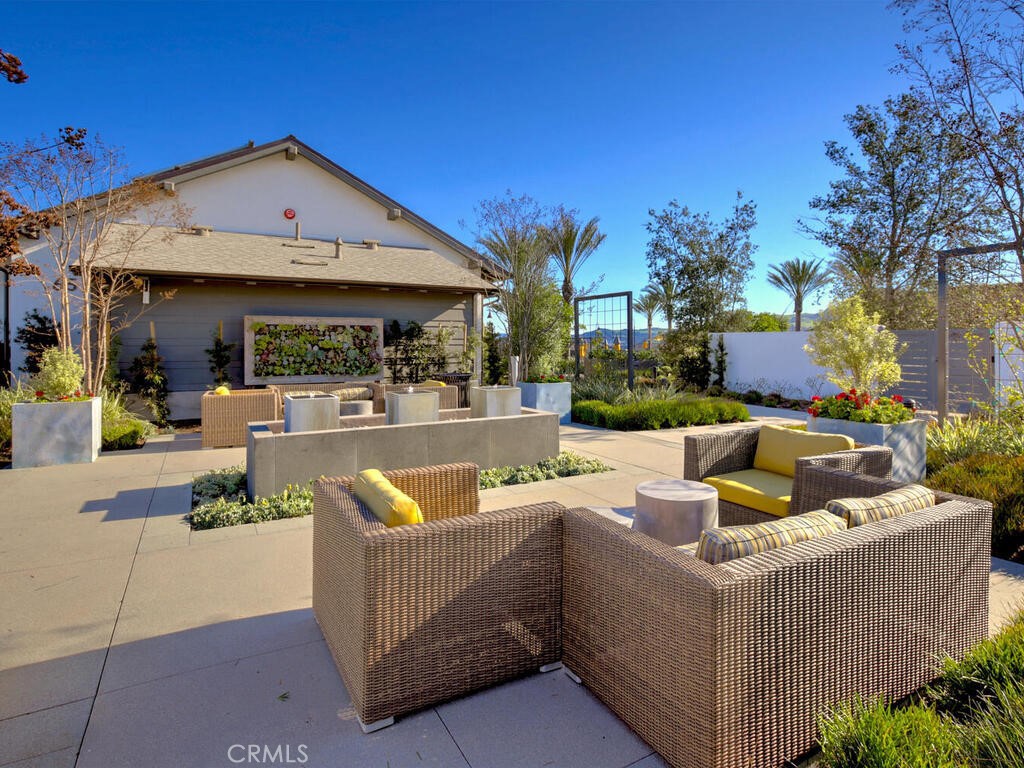 Iris (ESIRIS) - Residential Lease