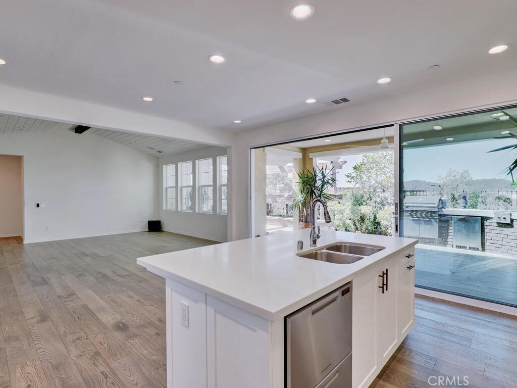 Iris (ESIRIS) - Residential Lease