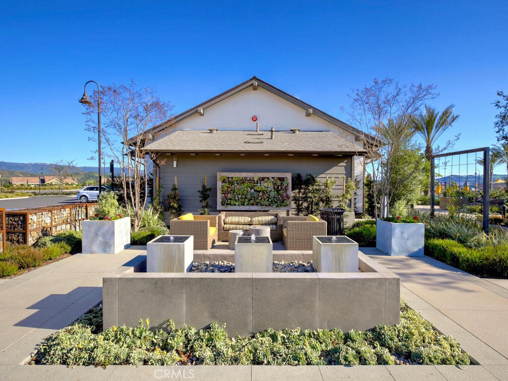 Iris (ESIRIS) - Residential Lease