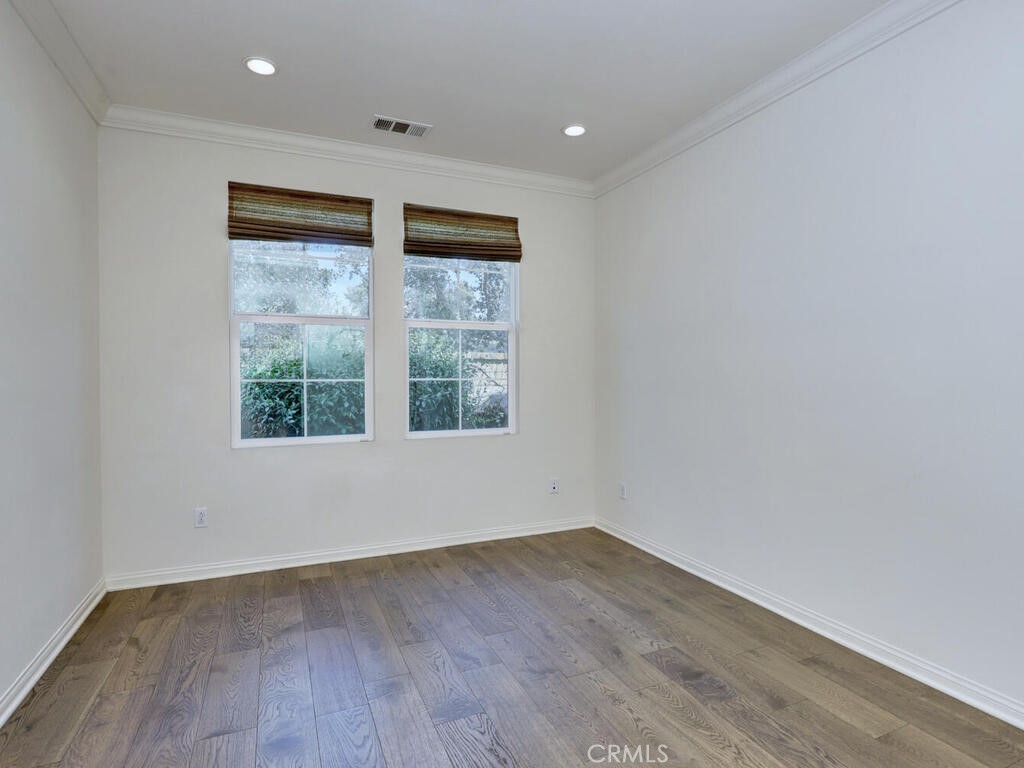 Iris (ESIRIS) - Residential Lease