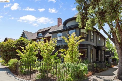 Photo of 2520 Russell St St, Berkeley, CA 94705 (MLS # 41132292)