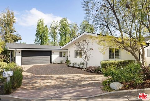 Photo of 24364 Crestlawn Street, Woodland Hills, CA 91367 (MLS # 26666601)