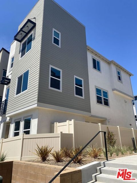 Photo of 713 Daniel Freeman Circle, Inglewood, CA 90301 (MLS # 26646081)