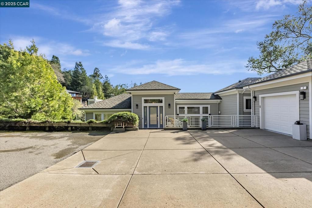 Photo of 4 Berrybrook Hollow Holw, Orinda, CA 94563 (MLS # 41114723)