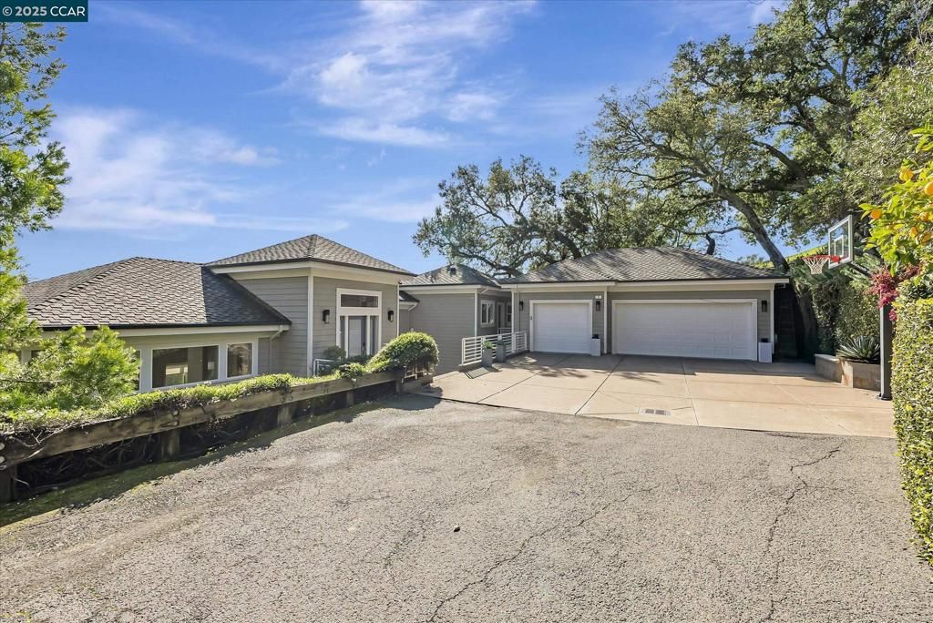 Photo of 4 Berrybrook Hollow Holw, Orinda, CA 94563 (MLS # 41114723)