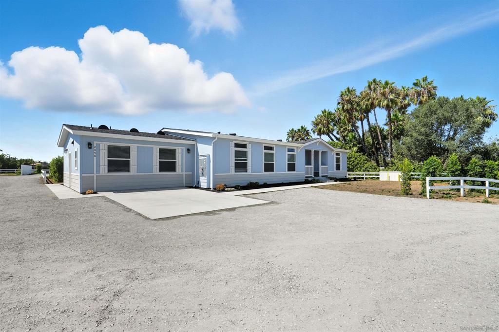 Photo of 2090 94 Curtis, Vista, CA 92084 (MLS # 250039878SD)