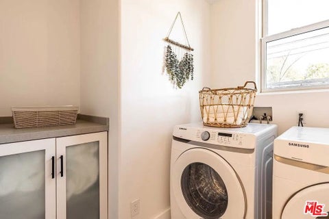 Tiny photo for 3496 Redwood Avenue, Los Angeles, CA 90066 (MLS # 26870923)