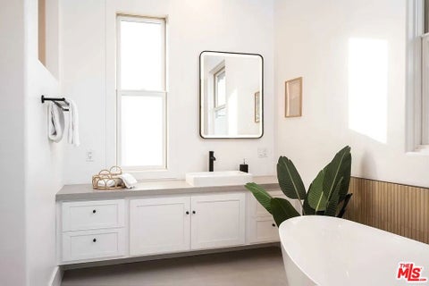 Tiny photo for 3496 Redwood Avenue, Los Angeles, CA 90066 (MLS # 26870923)