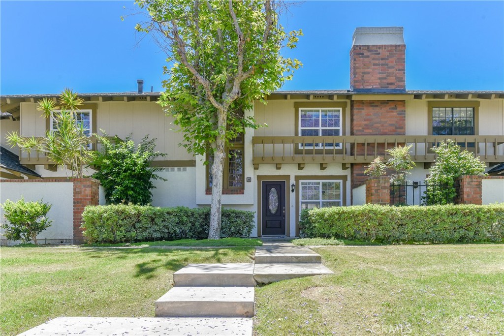 Great inside loop location, close to lake. Open floorplan with a large living/dinning room. Kitchen with adjacent family room, high ceiling at the stairs area. Big backyard with garage access. Walking distance to schools and lake. Refrigerator, Washer & dryer included.