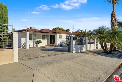 Photo of 6536 Varna Avenue, Van Nuys, CA 91401 (MLS # 26994209)