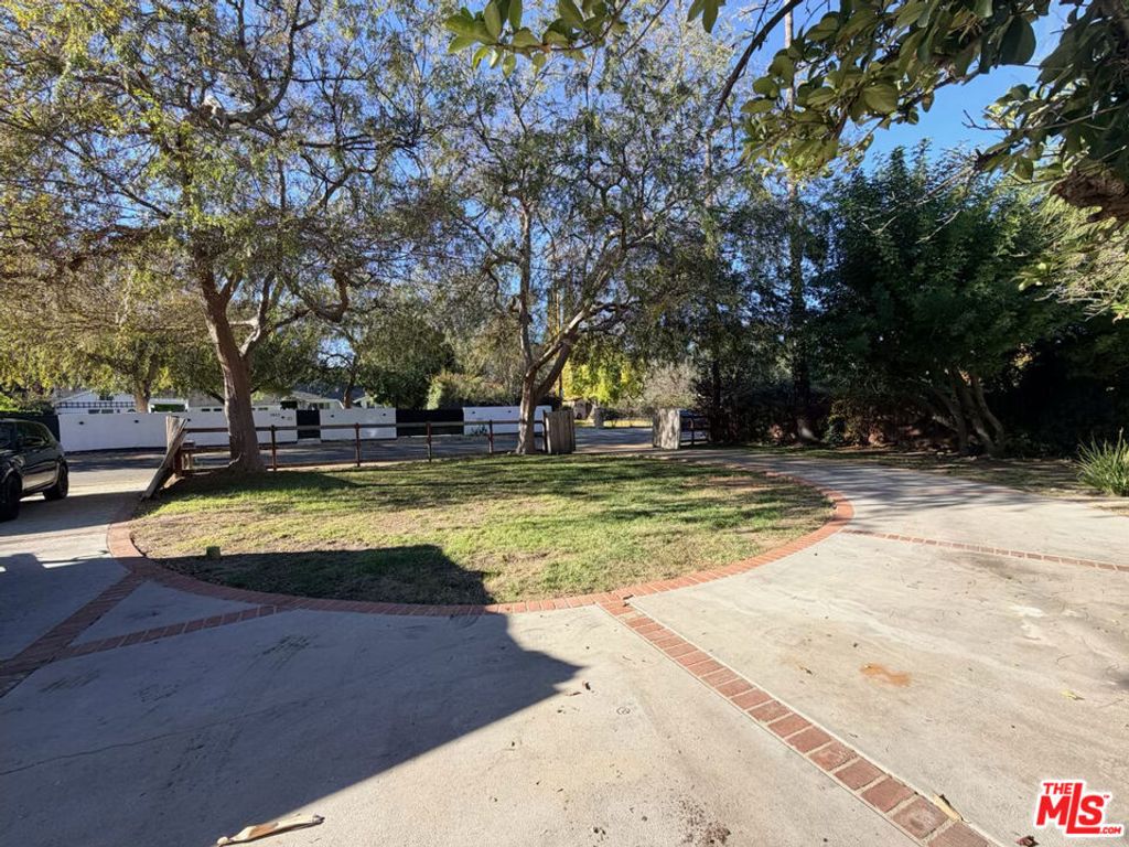 Photo of 5952 Lubao Avenue, Woodland Hills, CA 91367 (MLS # 25629097)