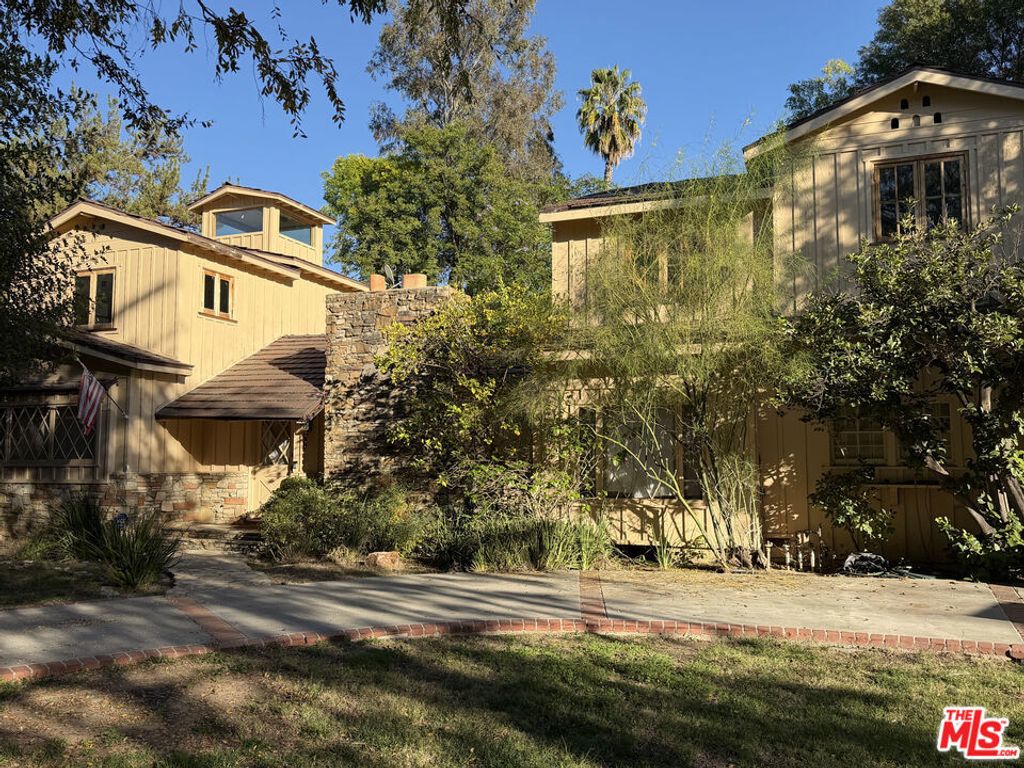 Photo of 5952 Lubao Avenue, Woodland Hills, CA 91367 (MLS # 25629097)