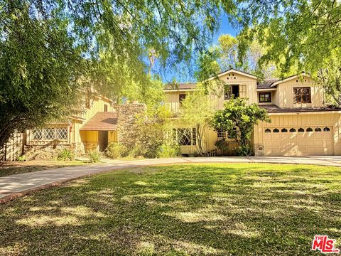 Photo of 5952 Lubao Avenue, Woodland Hills, CA 91367 (MLS # 25629097)