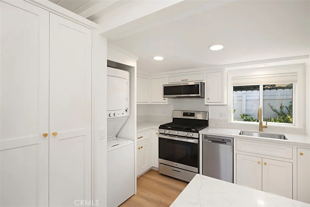 Laguna Beach, California 92651, United States, 2 Bedrooms Bedrooms, ,1 BathroomBathrooms,Residential,Active,255086