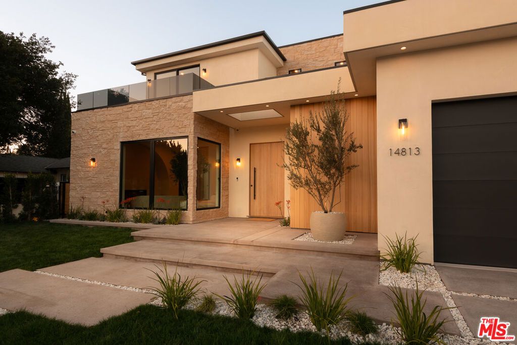 Photo of 14813 Mccormick Street, Sherman Oaks, CA 91411 (MLS # 26650033)