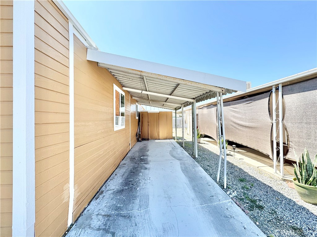 999 Santa Fe Ave 42