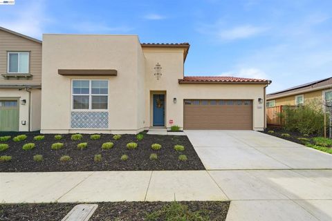 Photo of 5444 5444 Gray Pine Way Way, Antioch, CA 94531 (MLS # 41124944)