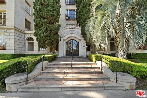 Photo of 109 N Sycamore Avenue #202, Los Angeles, CA 90036 (MLS # 26666729)