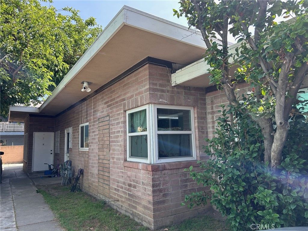 Photo of 14914 Sylvan Street, Van Nuys, CA 91411 (MLS # SR25130042)