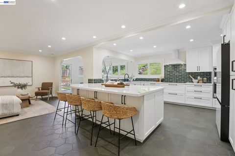 Photo of 44 Lariat Ct Ct, Walnut Creek, CA 94596 (MLS # 41127106)